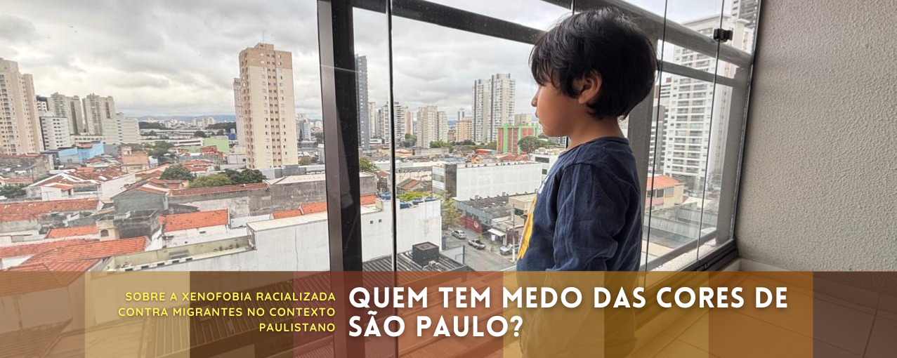 Na imagem, consta uma criança observando a cidade de São Paulo a por uma ampla janela de vidro.