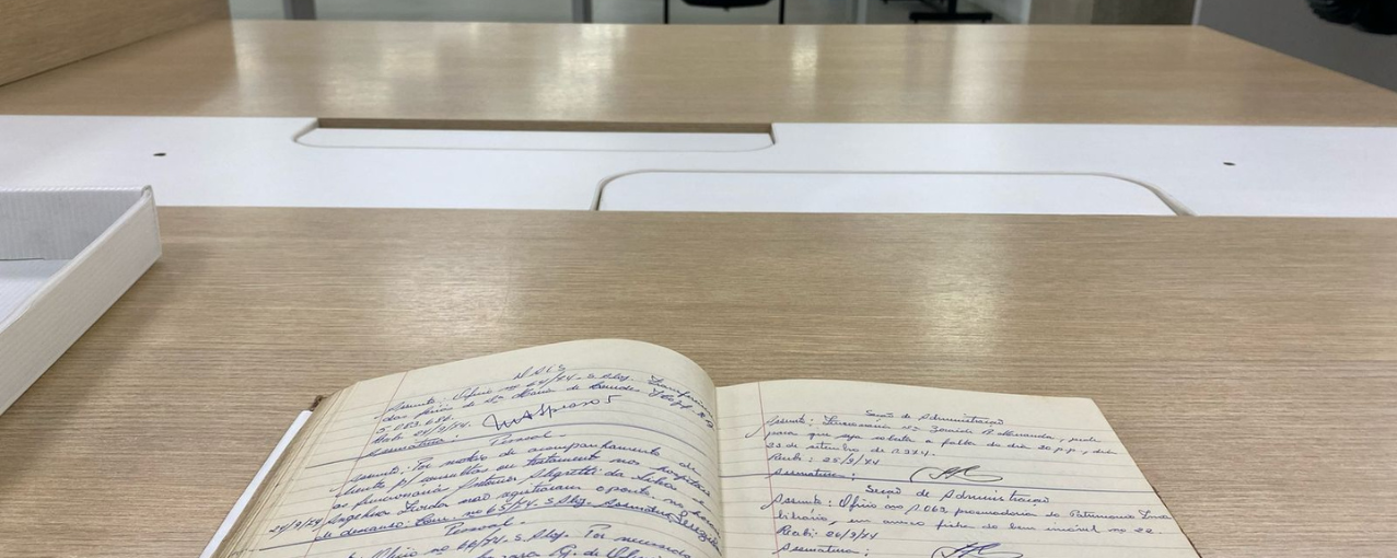 Na imagem, consta um livro de registros de ocorrências da Hospedaria de Imigrantes.